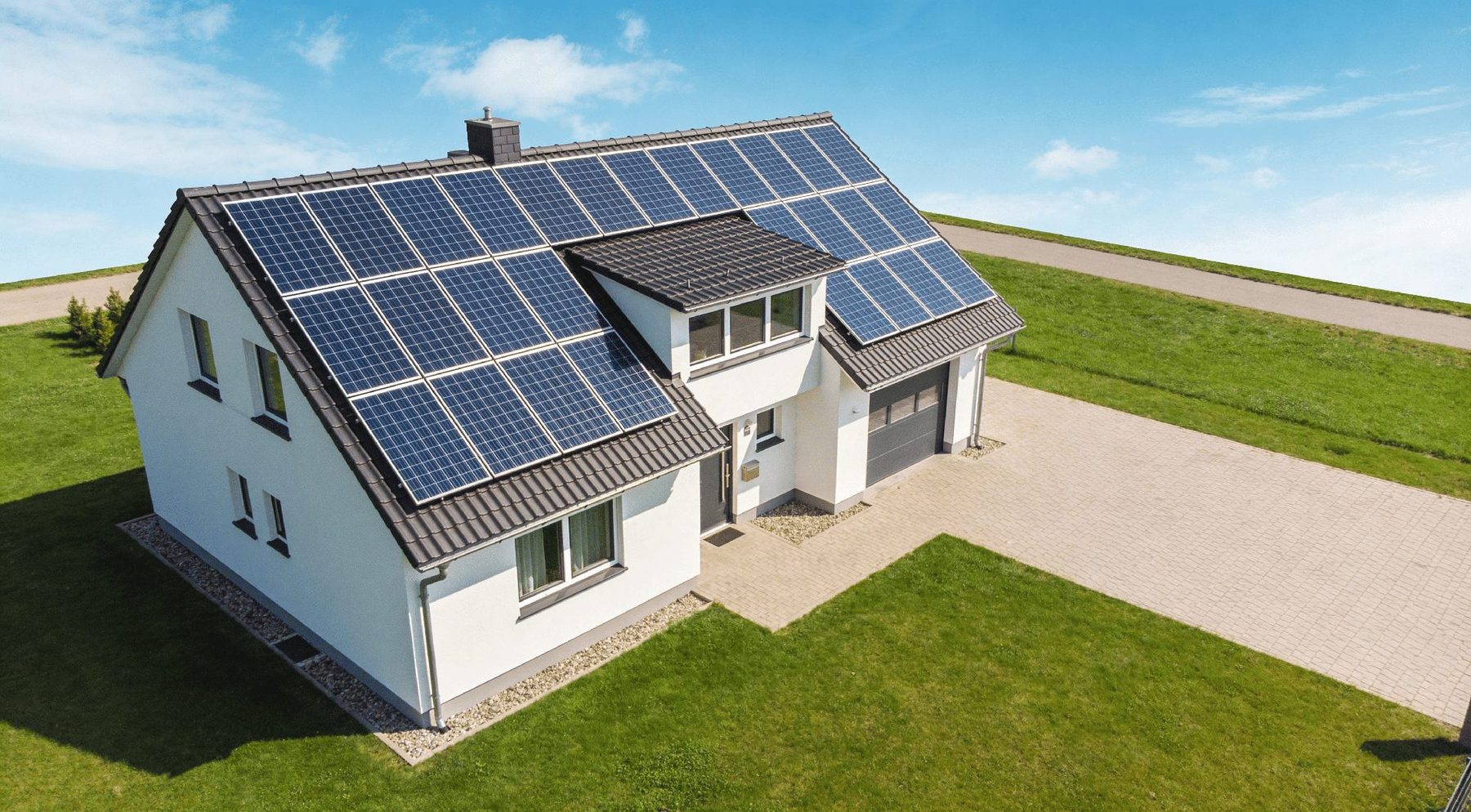 Einfamilienhaus mit Photovoltaikanlage — KI-generiertes Bild